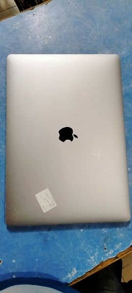 Apple MacBook 2019 15"

Intel core i7 2.8Gz
16GB Ram DDR4
256GB Ssd 0