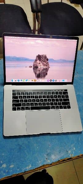 Apple MacBook 2019 15"

Intel core i7 2.8Gz
16GB Ram DDR4
256GB Ssd 1