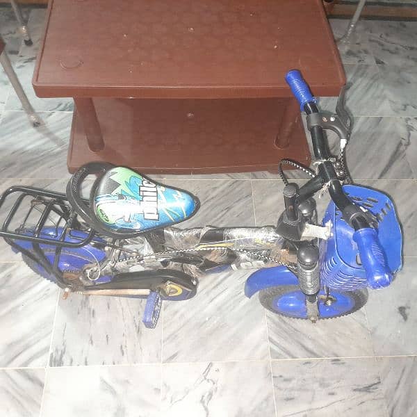 ages 4 to 7 bicycle almost new in condition 1