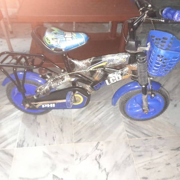 ages 4 to 7 bicycle almost new in condition 2
