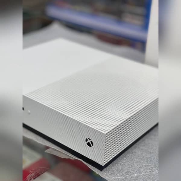 Xbox One S 4K 500GB Slightly Used 1