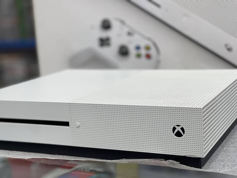 Xbox One S 4K 500GB Slightly Used 3