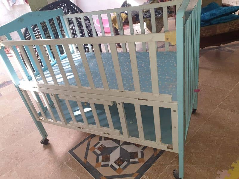 Baby cot with double shelf and tyres 3