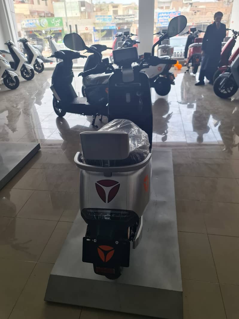 Electric Scooty Yadea G5 Brand New 7