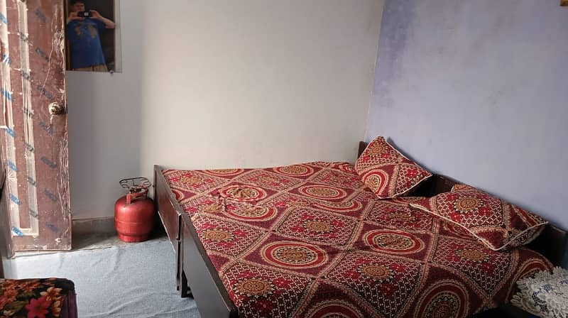 1 execetive Bed room abailable For single man near Al fatha mall j1 johar town 2