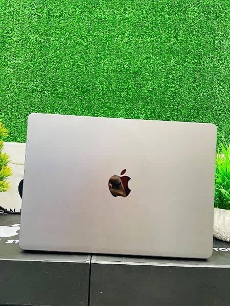 macbook Pro M1 chip 2021 14 inches 32 Gb ram 512 Gb ssd 1