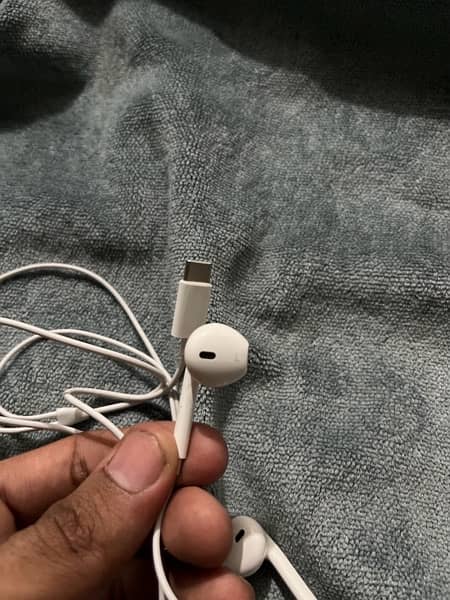 iPhone 15 Earphones 2