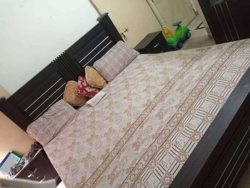 King bed with 2 side Table  Only 2.5 years used,in very good condition 2