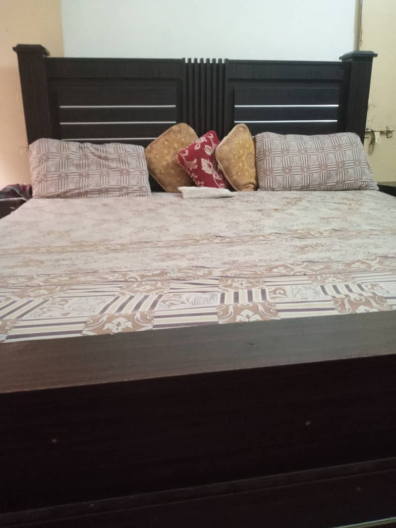 King bed with 2 side Table  Only 2.5 years used,in very good condition 4