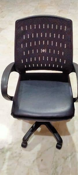 excellent condition office revolving chair 1