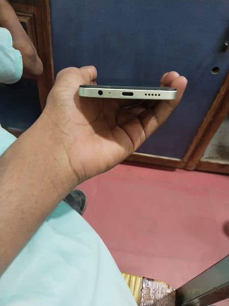 I want to sell my vivo y 36 with box and original charger 5