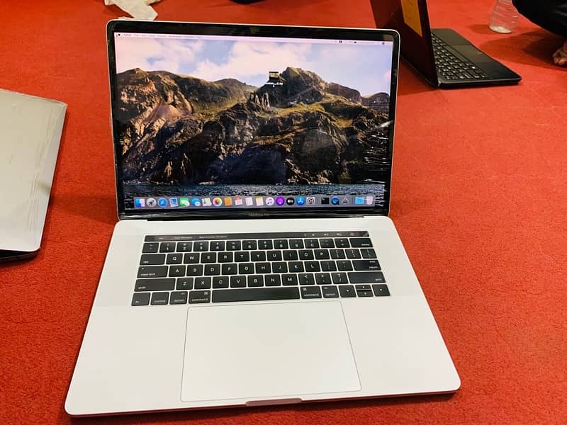 Mackbook pro 2016 i7 16 Rm 512 ssd 4Gb Garifcard 15inch screen 11