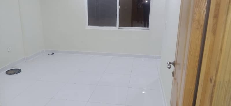 ONE BED UN FURNISHED FLAT AVAILABLE FOR RENT IN MAIN DOUBLE ROAD PLAZA E11 ISLAMABAD. 2