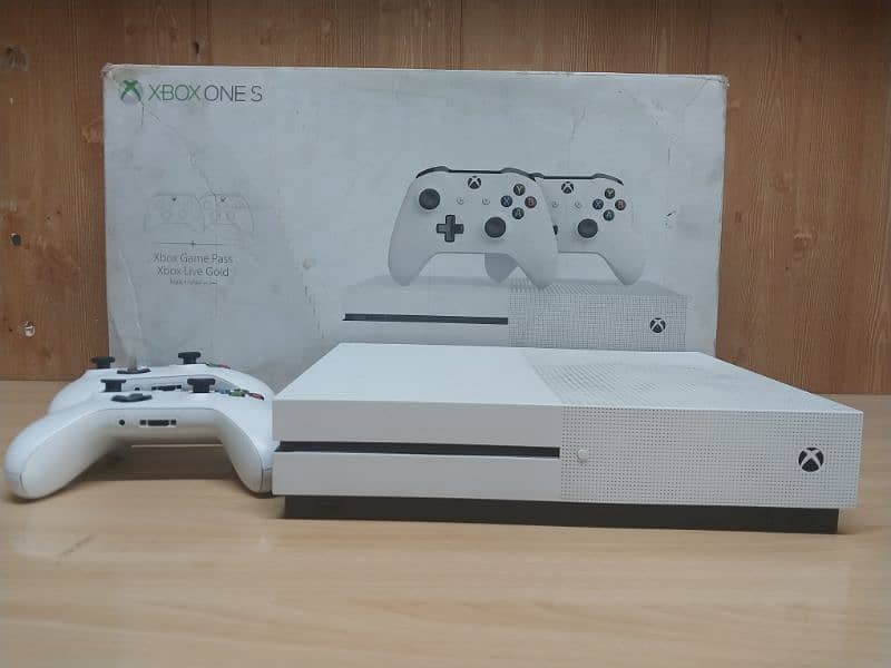 XBOX ONE S 1TB with 2 controllers 0