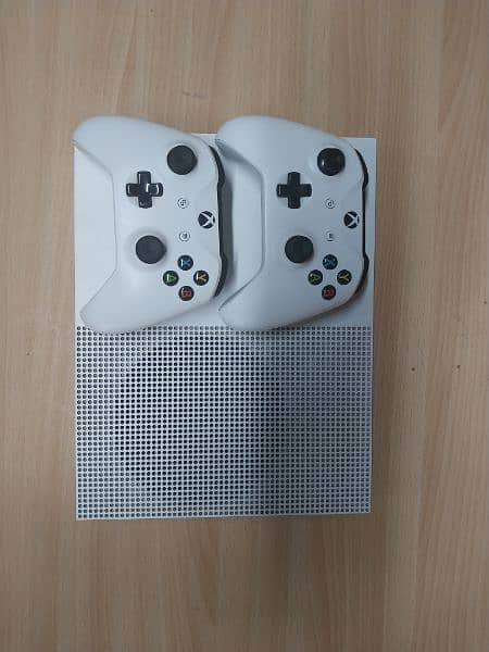 XBOX ONE S 1TB with 2 controllers 1