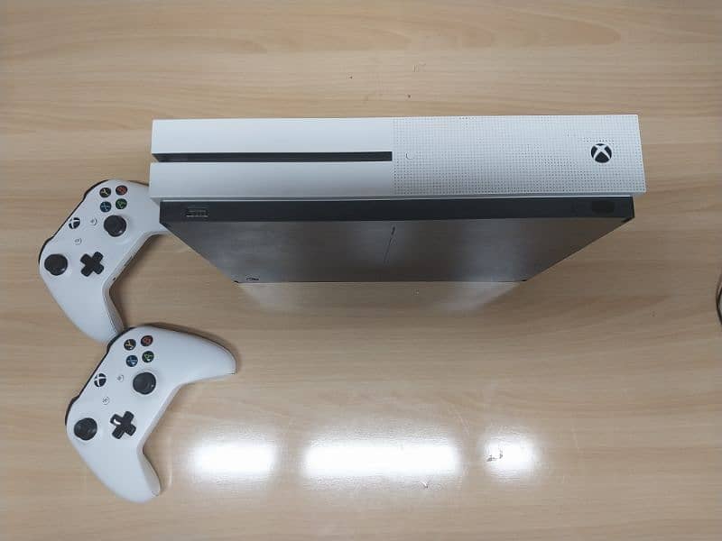 XBOX ONE S 1TB with 2 controllers 2