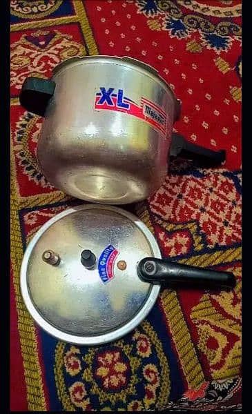 pressure cooker for sale good condition 4