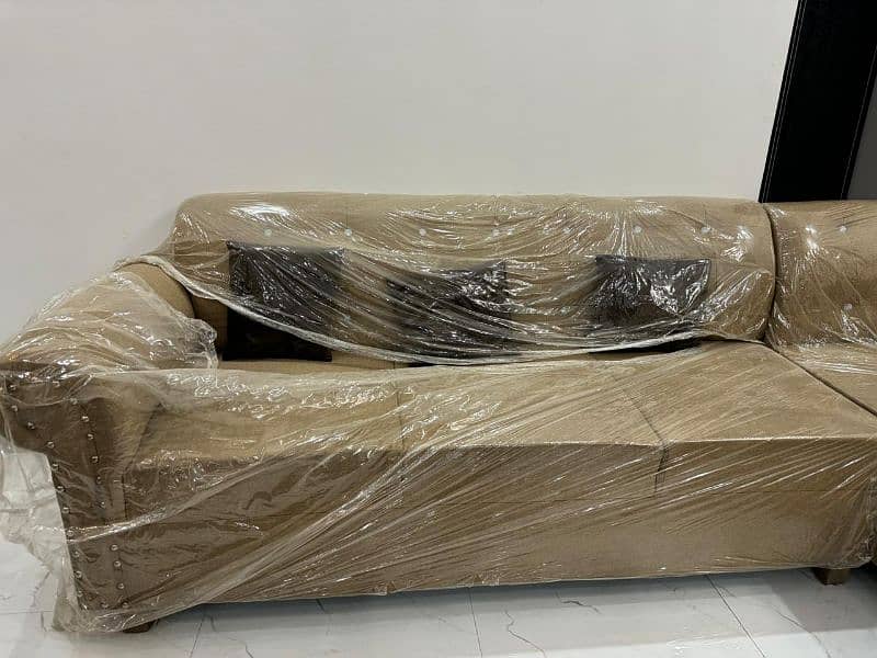 "Luxurious L-Shaped Sofa for Sale - Seats 6 Comfortably!" 0
