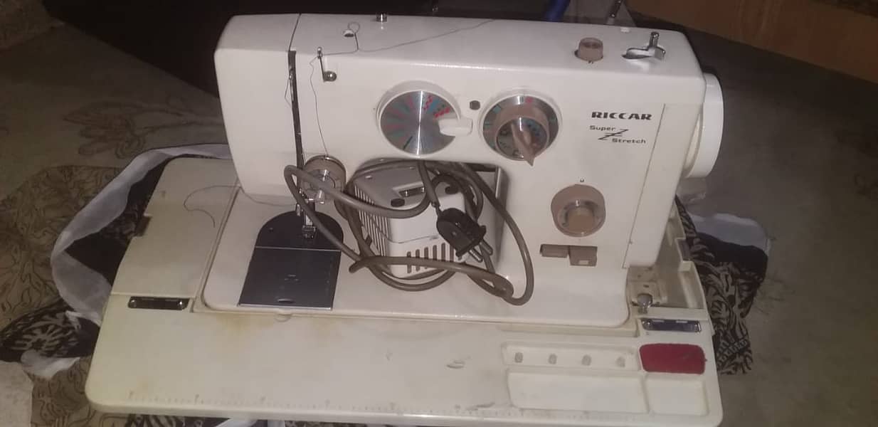 RICCAR Embroidery Machine like new 0