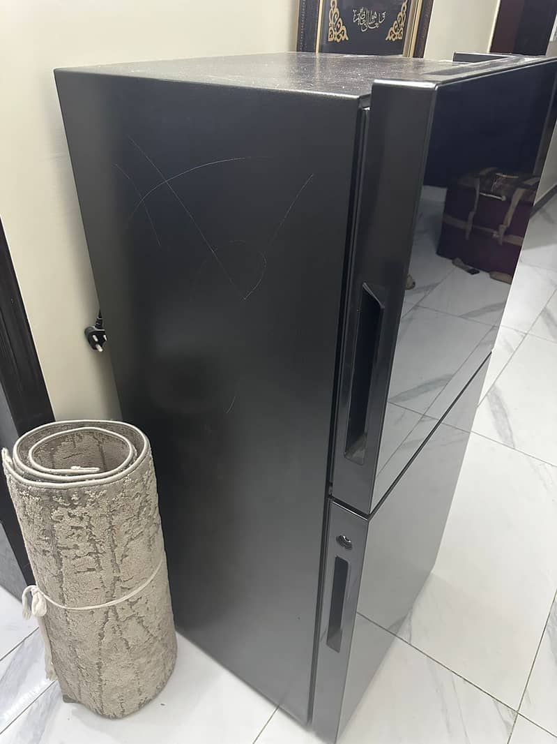 Haier E-Star Refrigerator HRF-216 EPB-01 Black 2