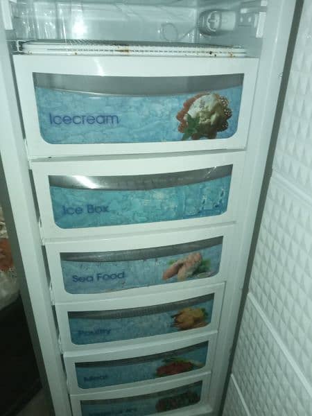 Dawlence vertical freezer almost new 7