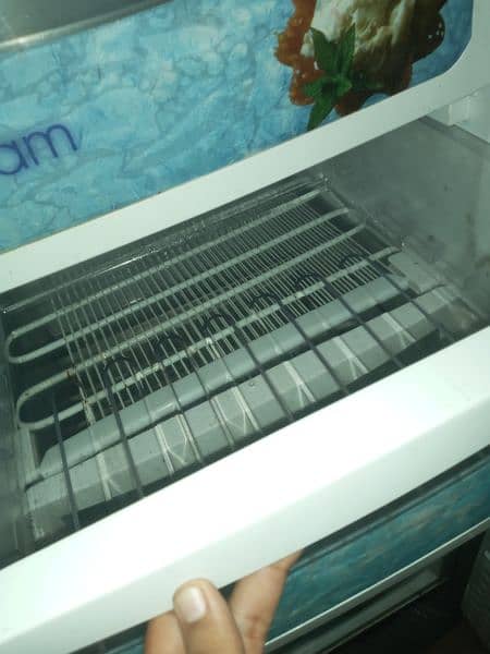 Dawlence vertical freezer almost new 8