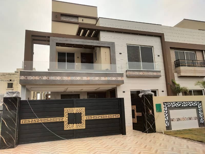 10 Marla House For Sale On Ideal Location Of central block ,Bahria orchard Lahore 8
