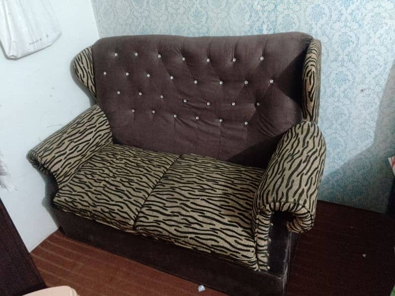 7 seater sofa set in decent condition 1