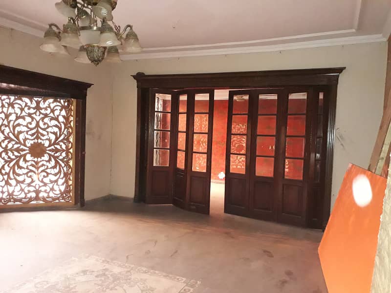 A 6 Kanal Old House Available For Sale 8