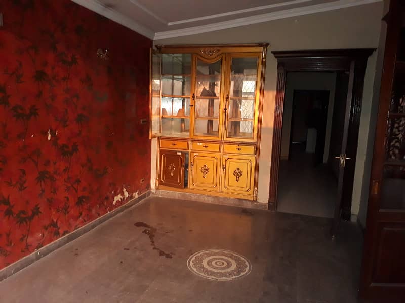 A 6 Kanal Old House Available For Sale 9