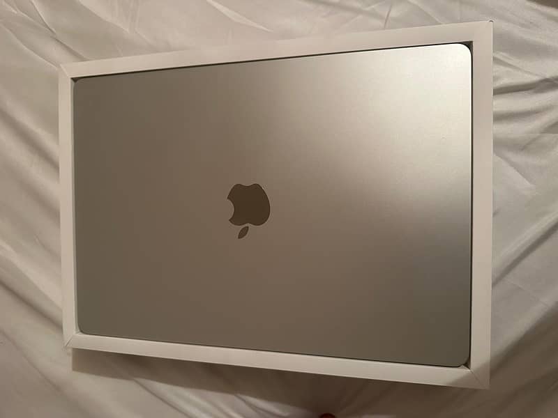 macbook air m2 15inch brand new just box open 0