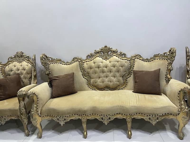 Elegant and Classy Sofa Set 5