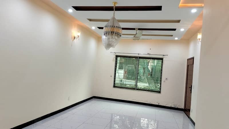 1 kanal double storey house for rent for ofice fmly use 16