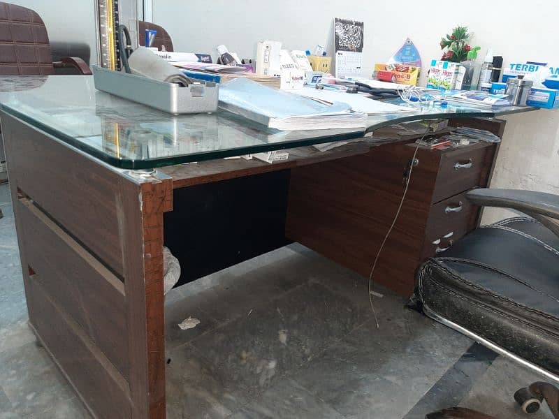 office tabel with 12mm top glass. 2