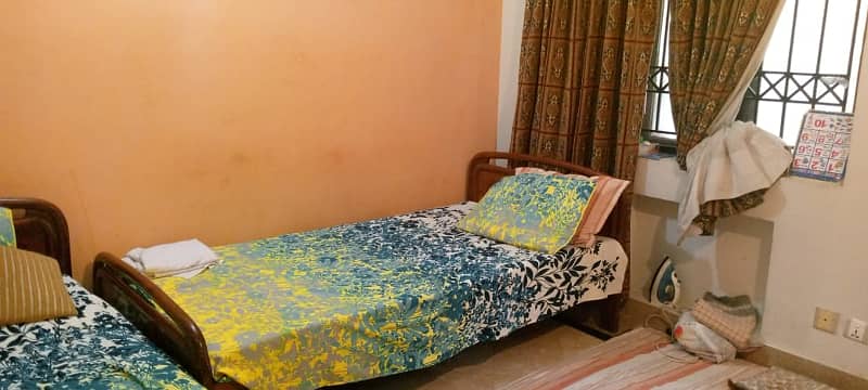 Furnish room available in G11/1 for lady with separate entrance 4