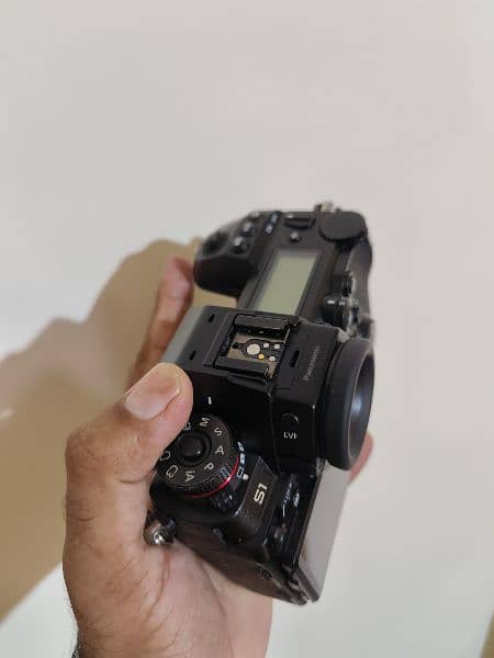 Panasonic Lumix DC S1 body 12