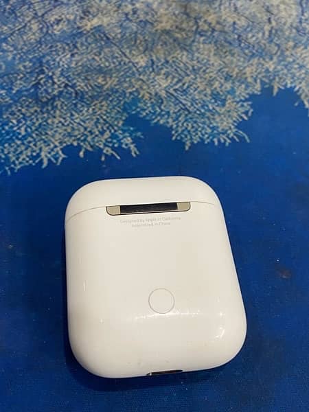 Apple AirPods (2nd Generation) 4