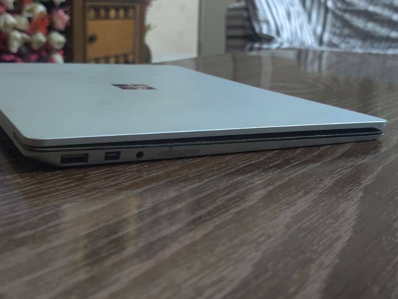 Microsoft Surface Laptop 1 8GB/256SSD, i5-7th Gen 4