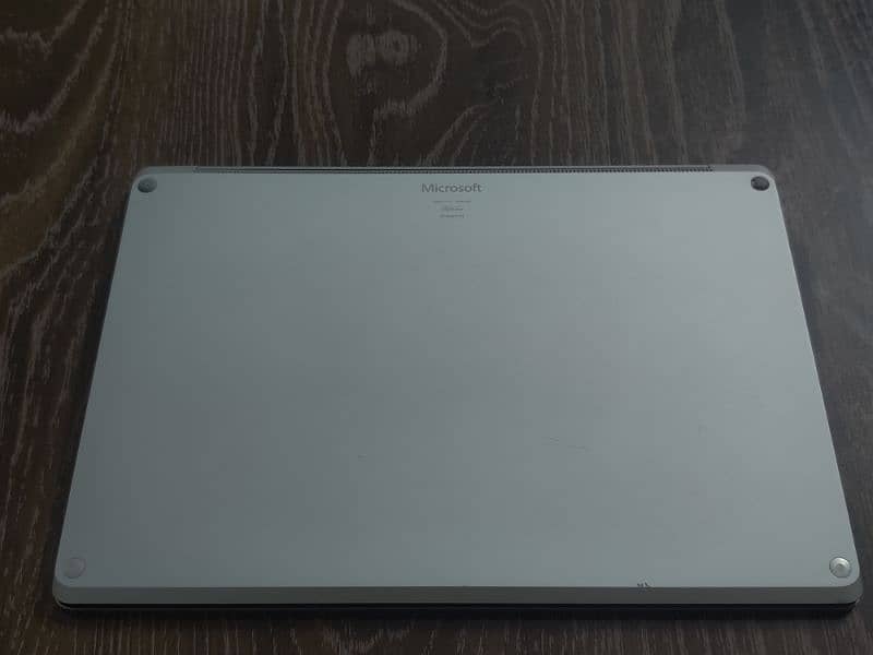 Microsoft Surface Laptop 1 8GB/256SSD, i5-7th Gen 5