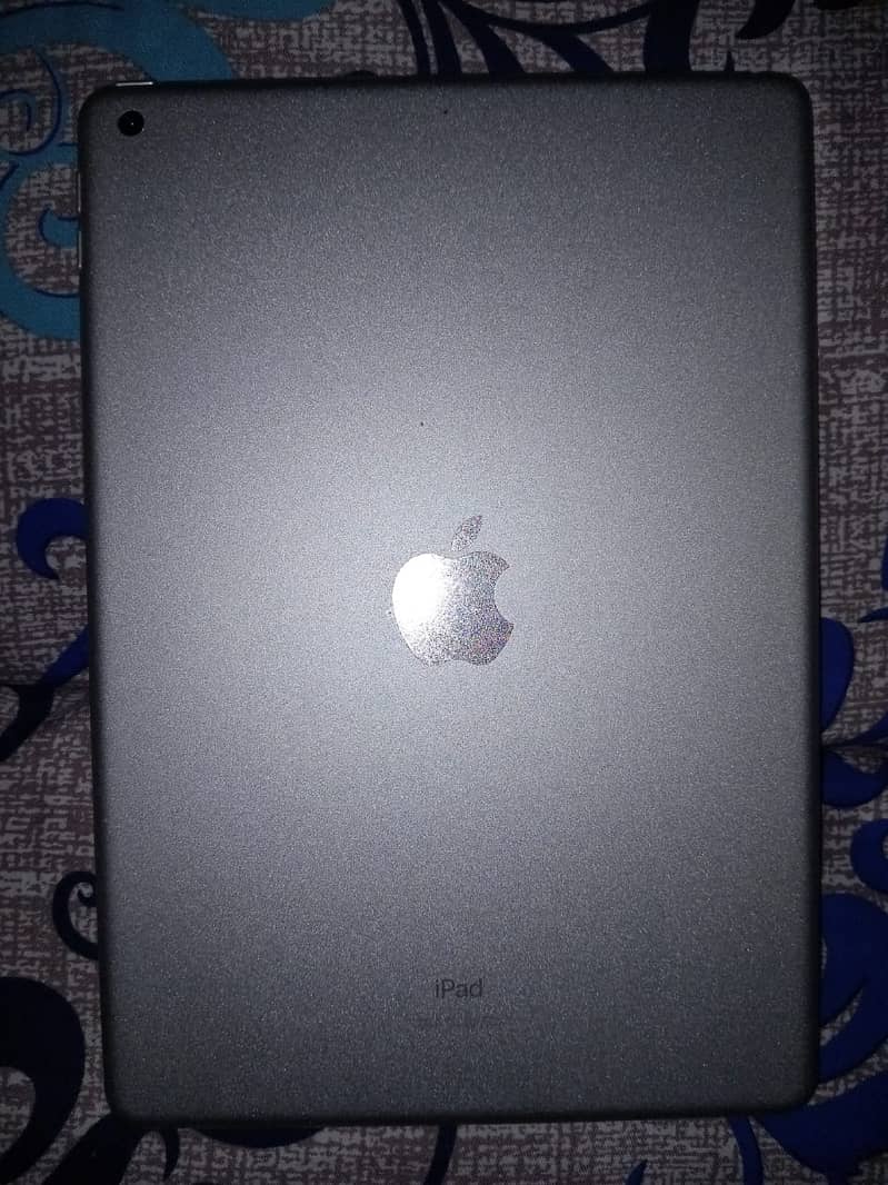 Apple iPad 9 Gen 64GB (Wifi) (Silver) 10/10 with accessories 5