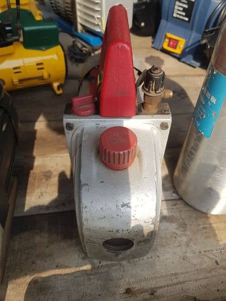 robair vacuum pump is small but in good condition 1