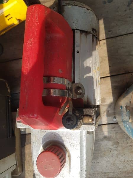 robair vacuum pump is small but in good condition 2