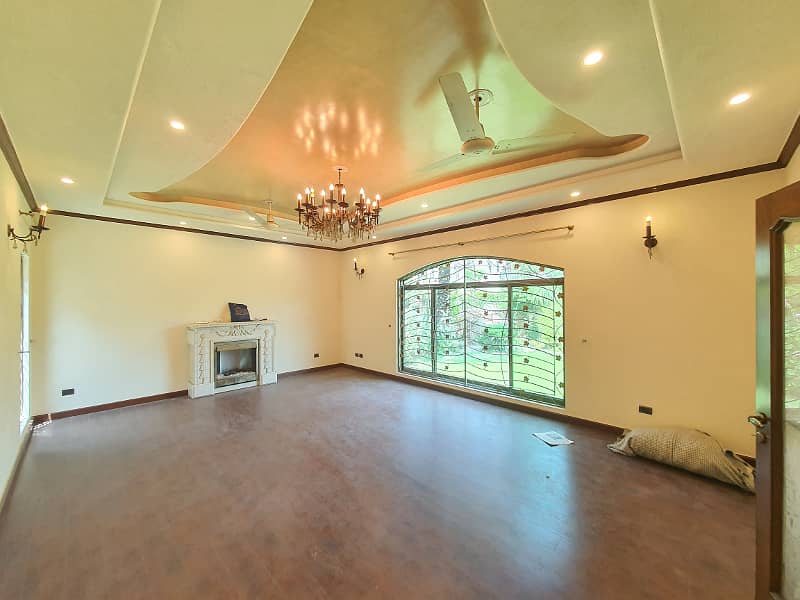 2 Kanal Fresh Renovated Well Maintained Independent Bungalow Lush Green Huge Lawn Near DHA Cinema 11