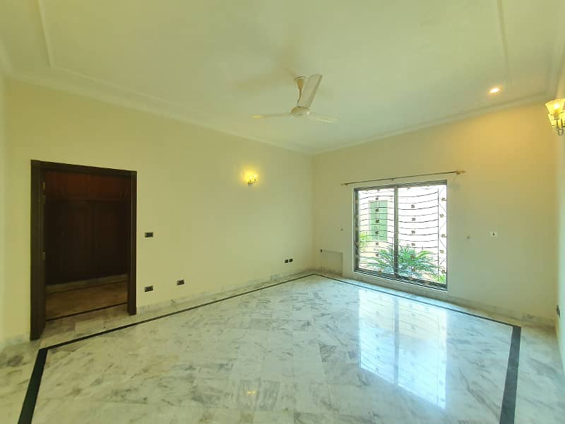 2 Kanal Fresh Renovated Well Maintained Independent Bungalow Lush Green Huge Lawn Near DHA Cinema 27