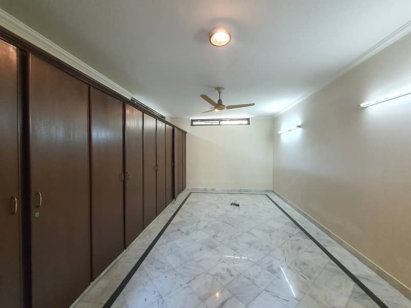2 Kanal Fresh Renovated Well Maintained Independent Bungalow Lush Green Huge Lawn Near DHA Cinema 32