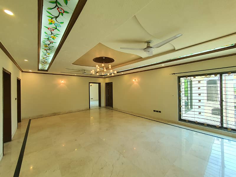 2 Kanal Fresh Renovated Well Maintained Independent Bungalow Lush Green Huge Lawn Near DHA Cinema 39