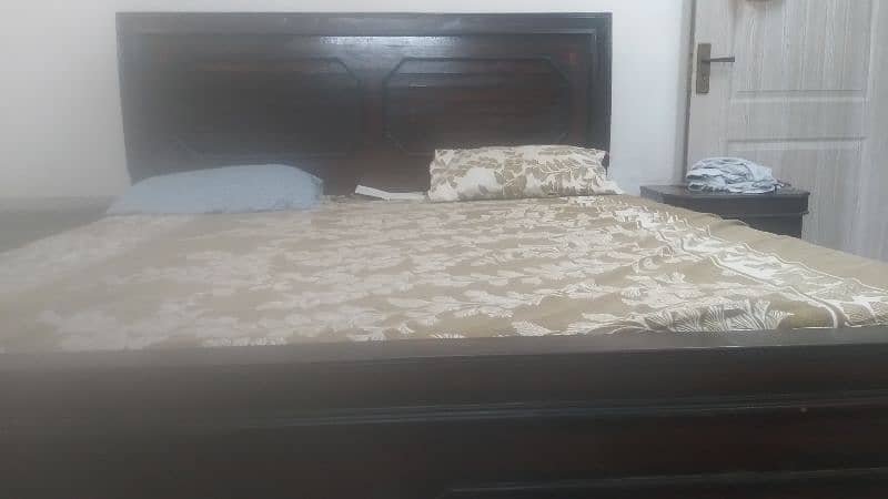2 king size bed both with matteres price 25000 each final 1