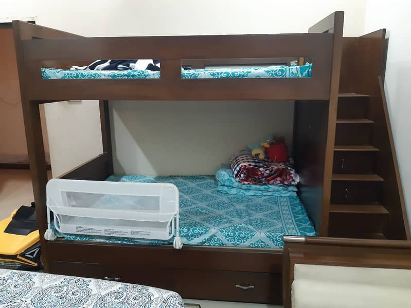 Bunk bed with separate staircase in 9/10 condition 0