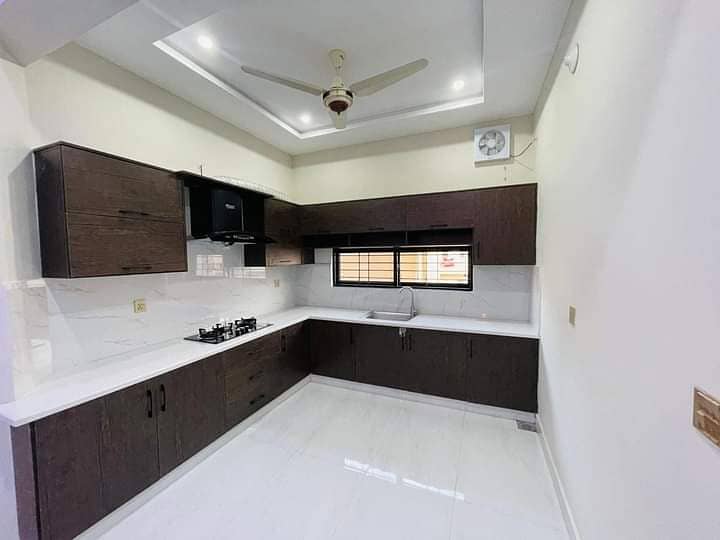 10 MARLA BEAUTIFUL HOUSE FOR SALE IN PARAGON CITY 1