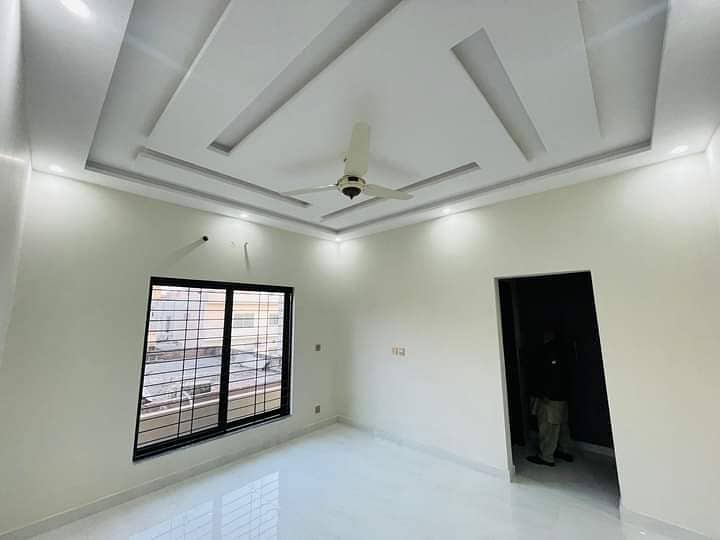 10 MARLA BEAUTIFUL HOUSE FOR SALE IN PARAGON CITY 5